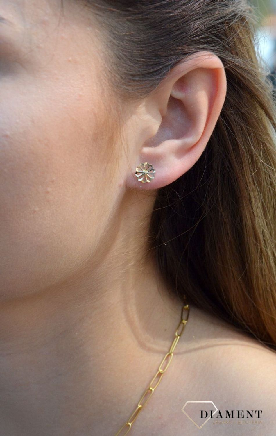 Złote kolczyki 333 wkrętki o wzorze kwiatka KL 5703A 333. Złote kolczyki kwiatki. Złote kolczyki na sztyft. Złote kolczyki próby 333. Złote kolczyki idealne na prezent. Złote kolczyki damskie, dziewczęce..jpg